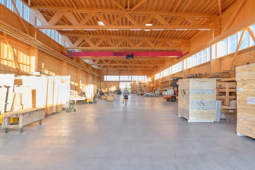 Industriehalle aus Holz Zimmerei Gmeiner von innen