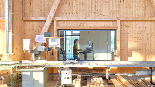 Produktionshalle mit Holz struktur