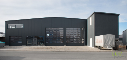 Produktionshalle aus holz mit Rolltor
