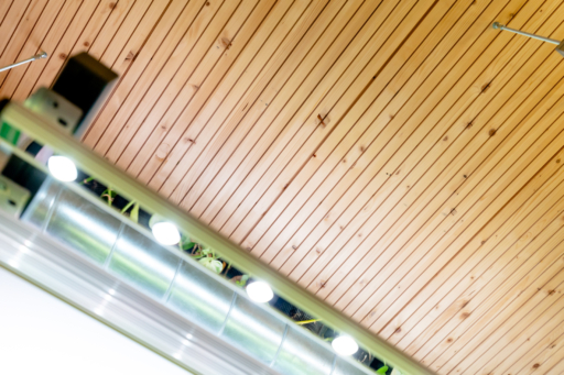 Hozhallen_Koopmann_Bürogebäude_Innenansicht-Holzdecke