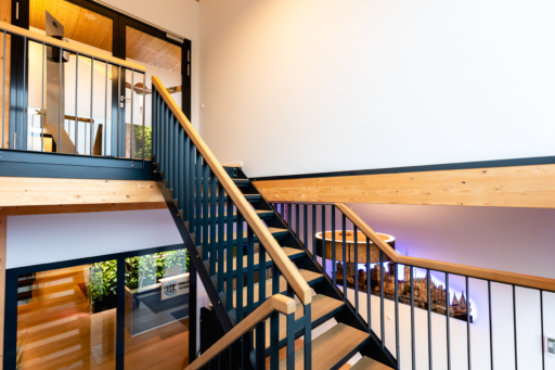 Hozhallen_Koopmann_Bürogebäude_Treppe