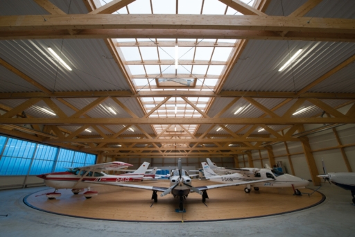 Hangar mit integriertem Drehteller