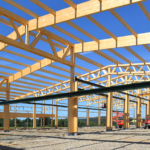 Industriehalle aus Holz im Bau