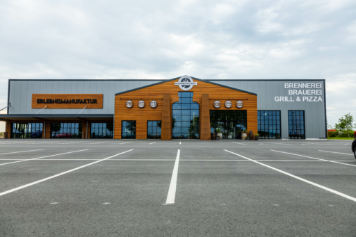 Hallenbau aus Holz Holzstruktur der Brauerei Maennerhobby