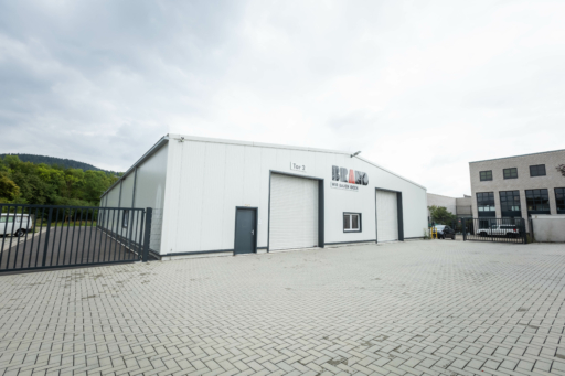 Holzhalle Außenansicht Ideenbau und Ladenbau Brand
