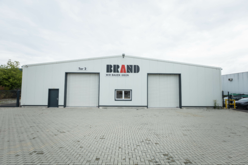 Holzhalle Außenansicht Ideenbau und Ladenbau Brand