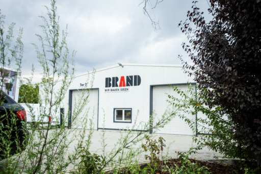 Holzhalle Außenansicht Ideenbau und Ladenbau Brand